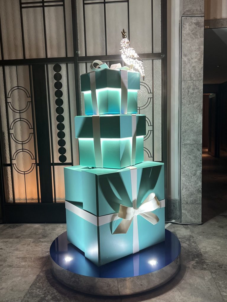 ウォルドーフ・アストリア大阪がティファニーとコラボした「ア・レガシー・オブ・エレガンス」ティファニー 「バード オン ア ボックス」オーナメント（撮影：すぎもとみさき）