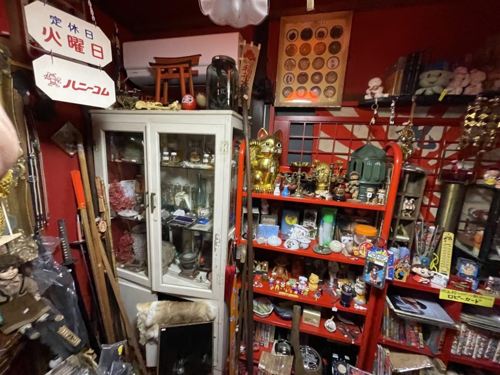 「奇貨屋白昼夢」（東大阪市）の店内