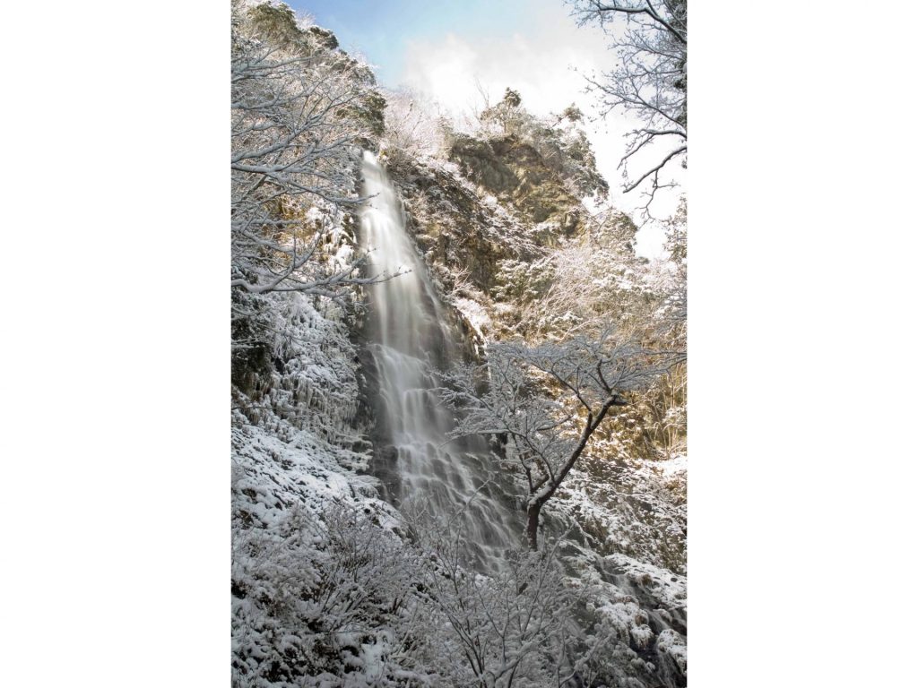 日本の滝100選に選ばれている「天滝」落差98メートルの名瀑(画像提供:養父市)日本の滝100選に選ばれている朝来市の「天滝」落差98メートルの名瀑(画像提供:朝来市)