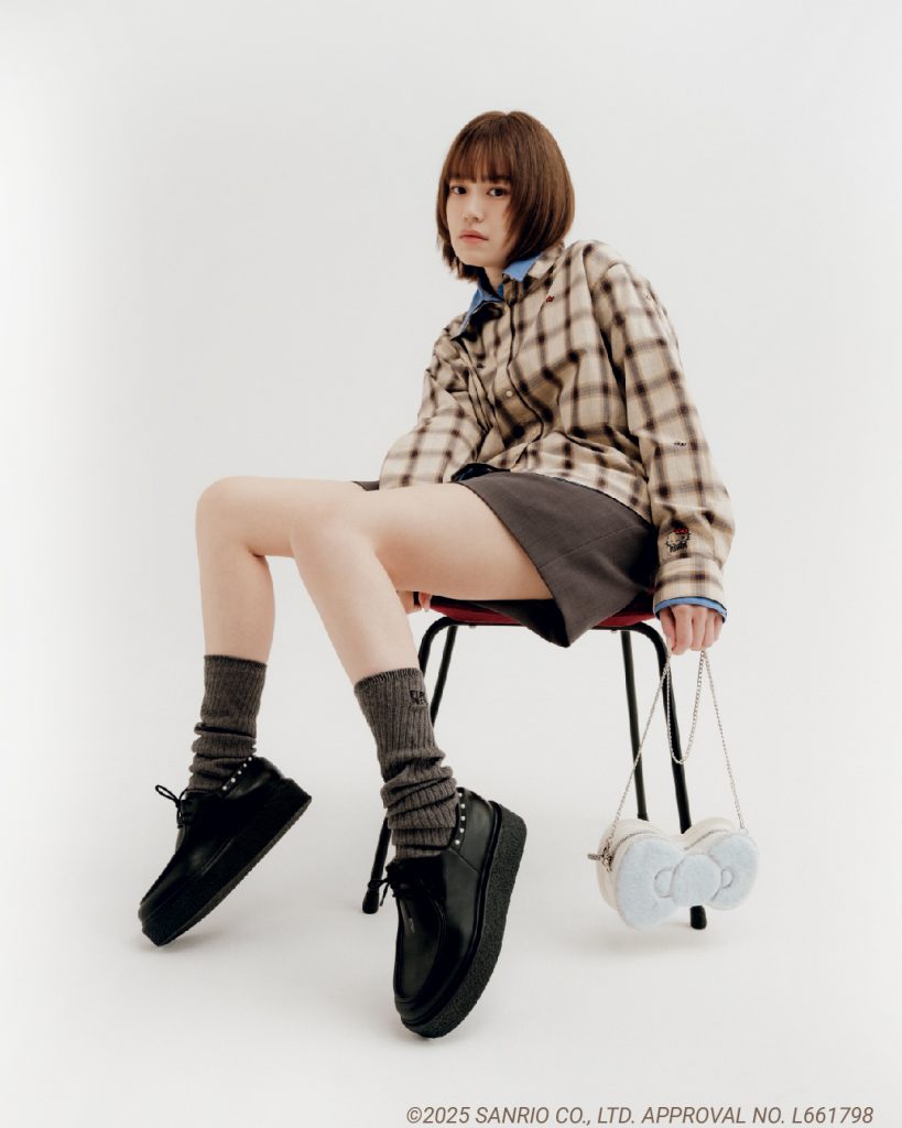 「HELLO KITTYリボン刺繍シャツ」（カラー：BLU,WHT,BEG　2万5300円）、「HELLO KITTYリボンバッグ」（カラー：SAX,RED,CGRY　1万5400円）