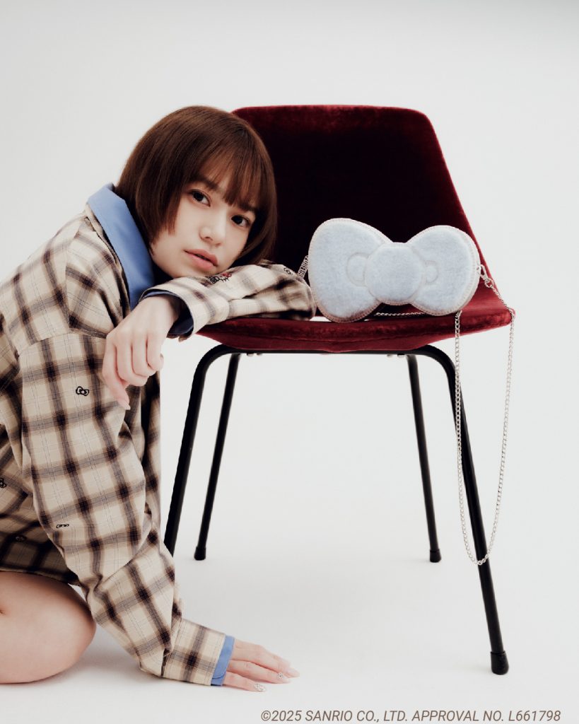 「HELLO KITTYリボン刺繍シャツ」（カラー：BLU,WHT,BEG　2万5300円）、「HELLO KITTYリボンバッグ」（カラー：SAX,RED,CGRY　1万5400円）