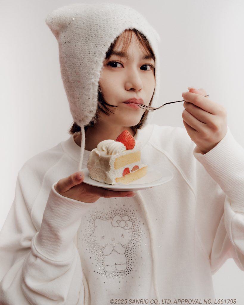 「HELLO KITTYクリスタルスウェット」（カラー：WHT,LPNK,SAX,オンライン・ルミネ新宿2店・ルミネ横浜店限定カラーBLK　1万5400円）