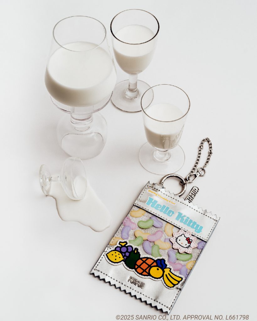 「HELLO KITTYポーチチャーム」（カラー：SLV,RED,BLU　7700円）