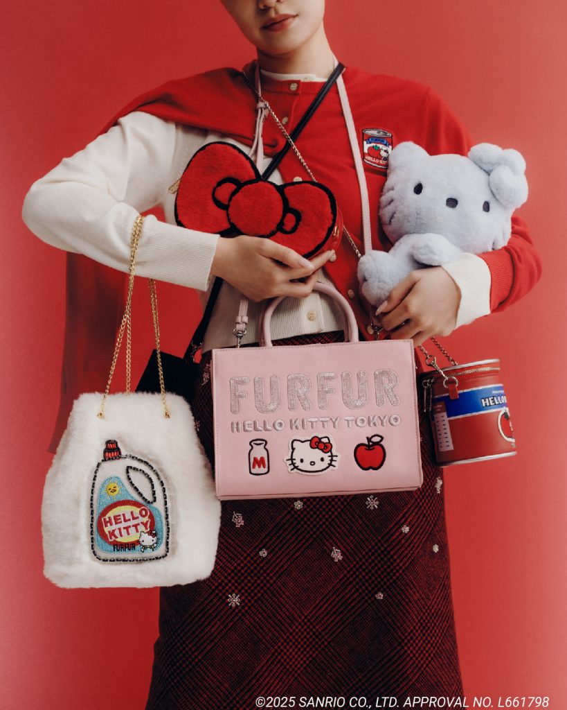 「HELLO KITTYスクエアバッグ」（カラー：PNK,BLK　1万7600円）