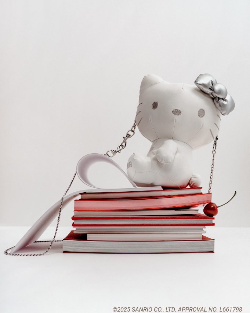 「HELLO KITTYぬいぐるみショルダー」（カラー：PNK,CGRY,SAX,BLK,オンライン・ルミネ新宿2店・ルミネ横浜店限定カラーWHT　1万8700円）