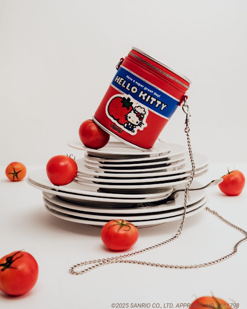 「HELLO KITTY缶詰バッグ」（カラー：SAX,RED　1万7600円）