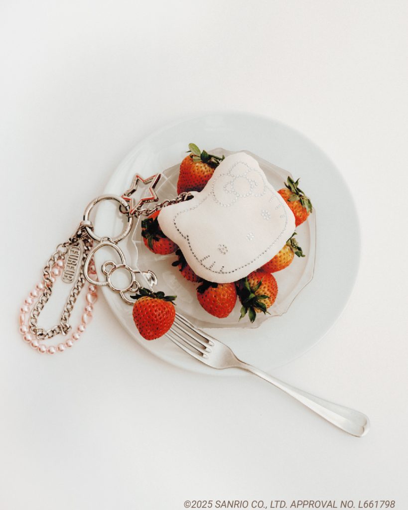 「HELLO KITTYオリジナルクリスタルチャーム」（カラー：WHT,PNK,SAX,BLK　5940円）