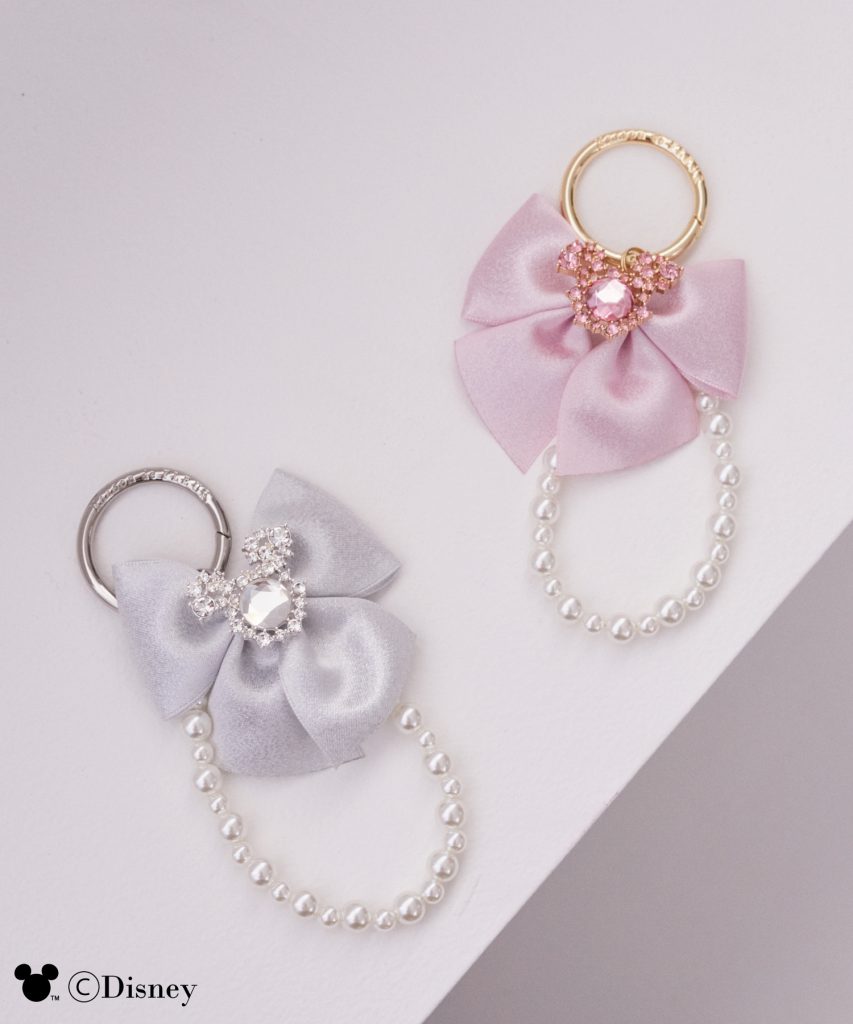 Mickey Mouse「ビジューリボンチャーム」(カラー:Light Gray/Light Pink 3700円)