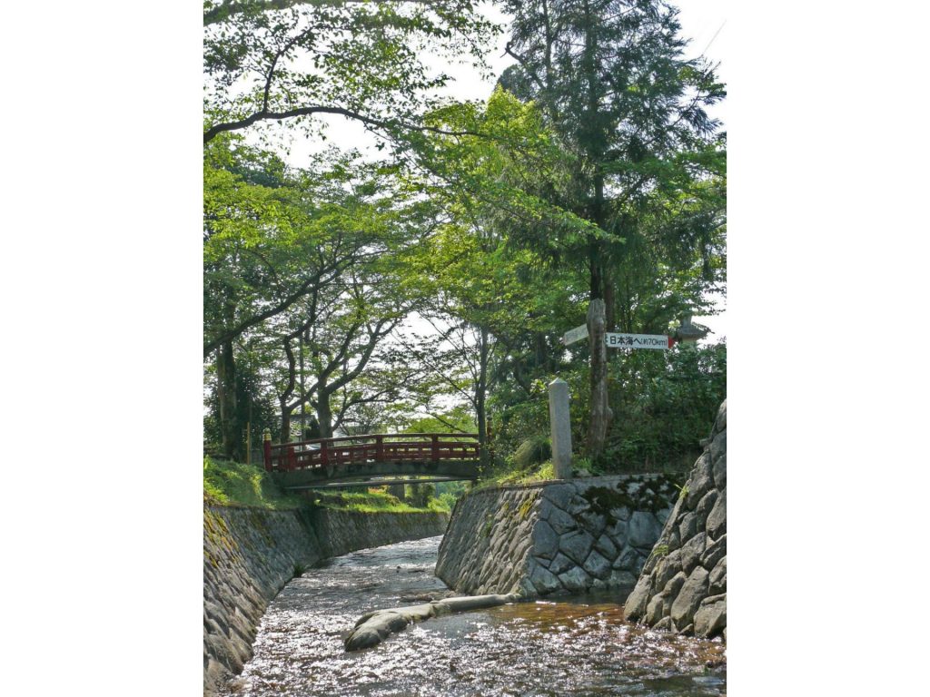 丹波市氷上町にある日本一低い中央分水界「石生の水分かれ（いそうのみわかれ）」（画像提供：丹波市）