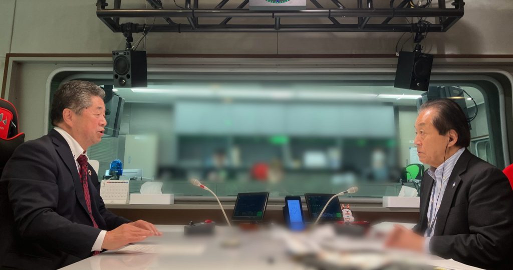 人口減少に対する施策など、市の政策について語る、丹波市・林市長＝左（ラジオ関西スタジオにて）