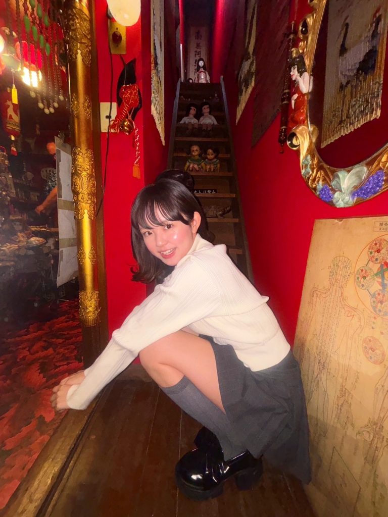 店内でポーズを決めるマリン