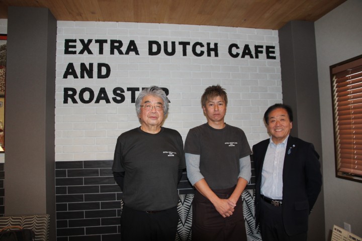 エキストラ珈琲の専務取締役・浜田裕仁さん（写真中央）と兵庫津ミュージアムカフェ店長・幸長久人さん（写真左）、ラジオ関西パーソナリティの三上公也氏