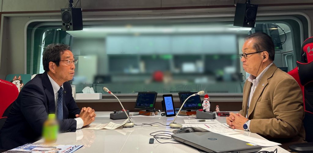 「発酵のふるさと」兵庫・宍粟市で繰り広げられる「しそう発酵フェア」などについて語る、福元市長＝左（ラジオ関西スタジオにて）