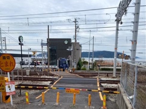 女性2人が普通電車にはねられ死亡した事故現場の山陽電鉄・西舞子～大蔵谷間にある「山田川西踏切」踏切（神戸市垂水区）