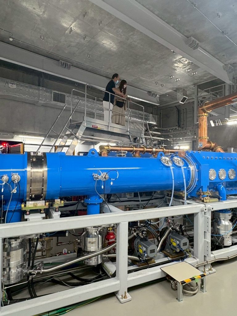 加速器の説明を受ける筆者　この装置を使い、陽子線のエネルギーを高めている