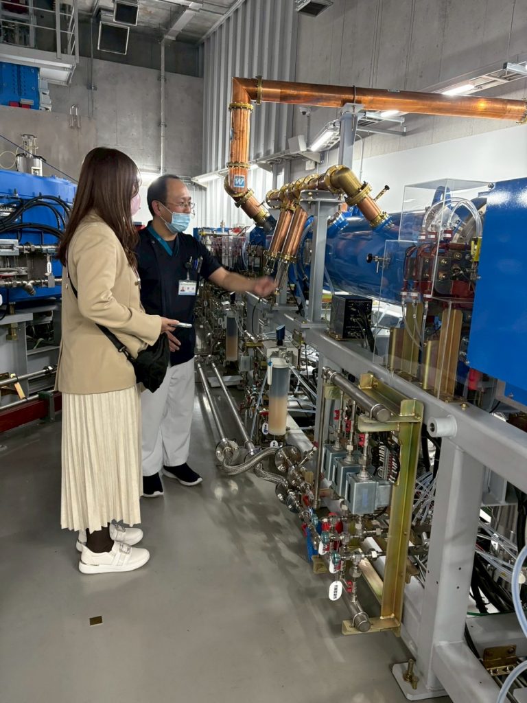 加速器の説明を受ける筆者　この装置を使い、陽子線のエネルギーを高めている