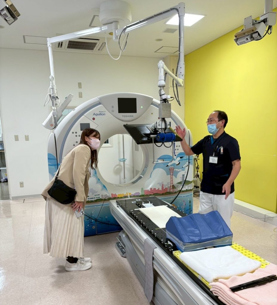 CT室にて、DVDを視聴できるモニターを見せてもらった筆者