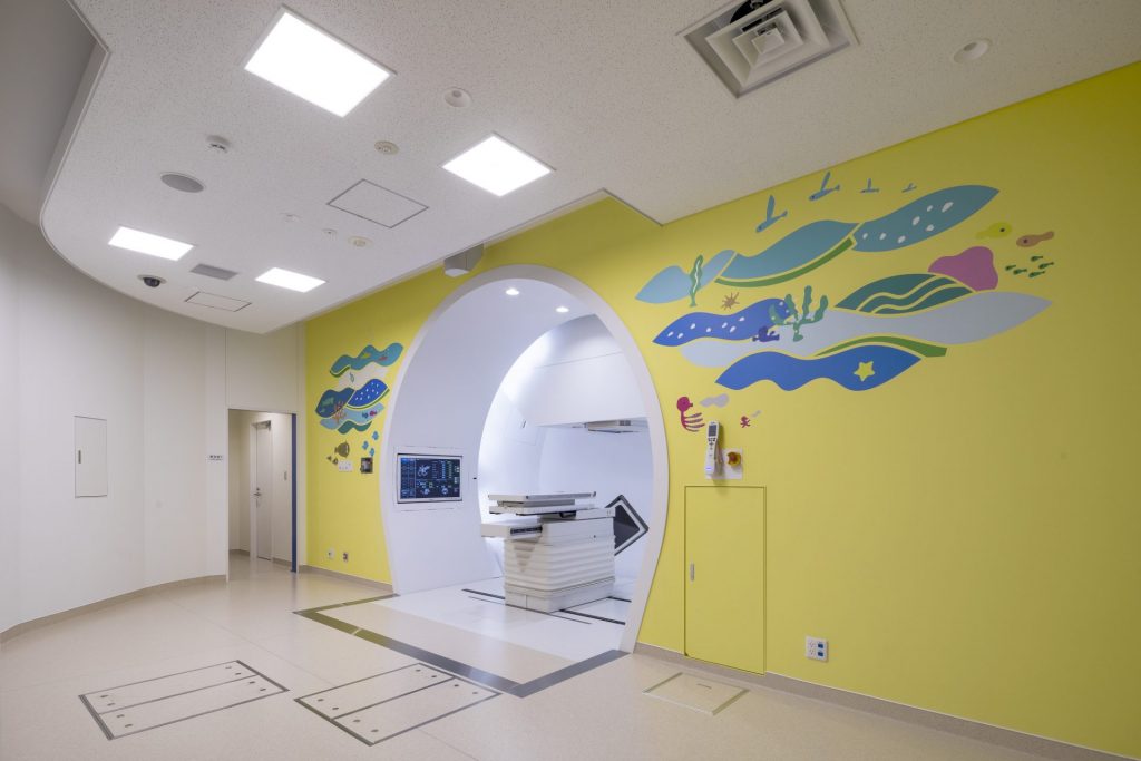 小児科の照射室　かわいいイラストが施されている（提供：兵庫県立粒子線医療センター附属神戸陽子線センター）