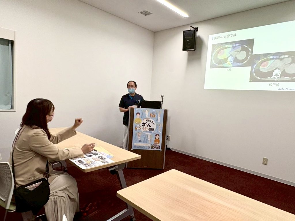 写真奥：スライドを使って説明を行う清水さん　この部屋で説明会なども行われているのだそう