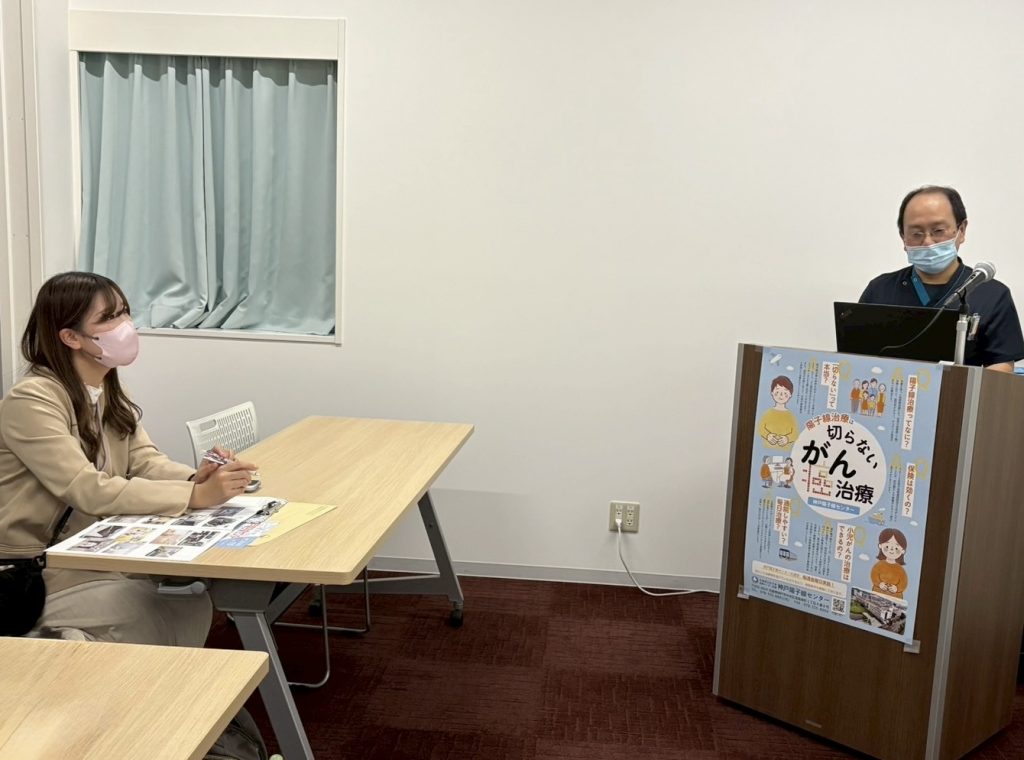 写真奥：スライドを使って説明を行う清水さん　この部屋で説明会なども行われているのだそう