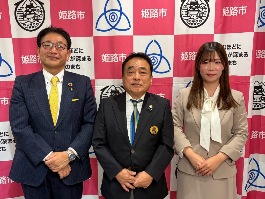 写真中央：銀の馬車道ネットワーク協議会運営委員会委員長・岡本一さん　左：清元秀泰姫路市長　右：進行を務めた洲崎春花