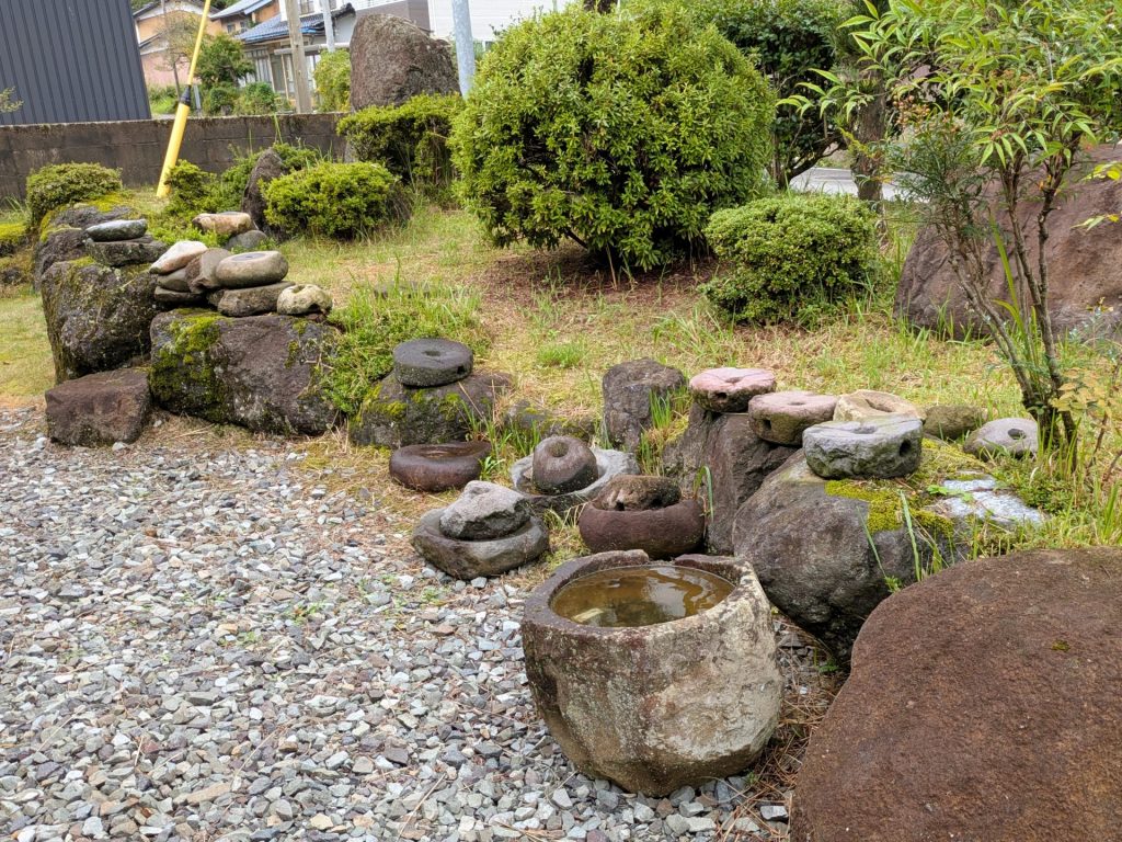 集められた石臼たち