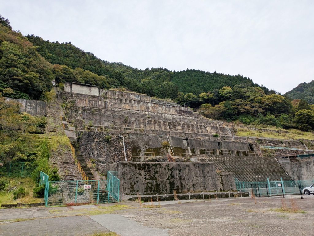 神子畑選鉱場跡　この傾斜も選鉱の仕組みの一つなのだ