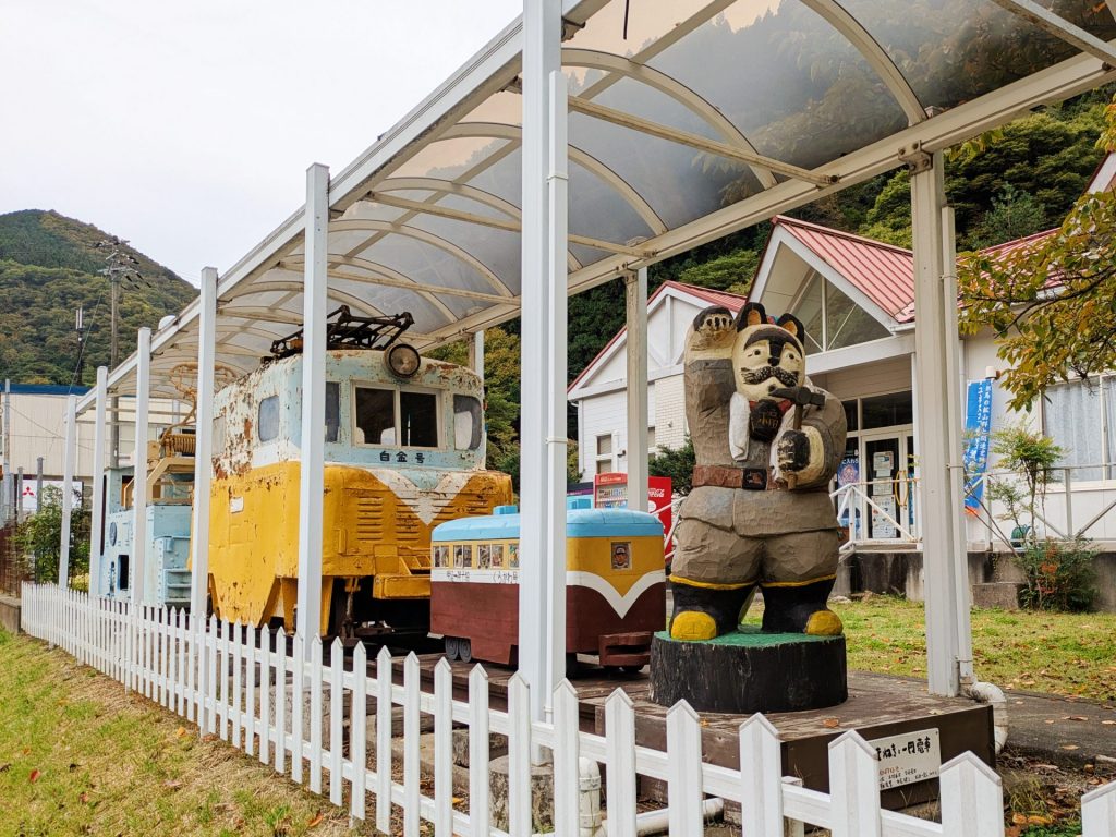 展示されている木彫りのねこは鉱山労働者風