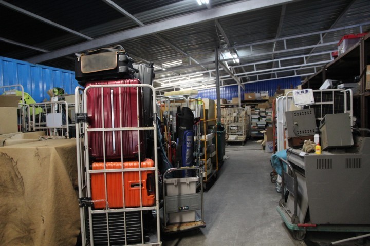 会社の奥には回収・買取をした様々な物が並ぶ