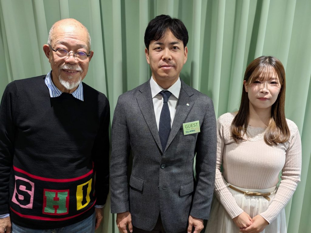 写真中央：小林電工株式会社　代表取締役社長・小林佑輔さん　左：パーソナリティの谷五郎　右：アシスタントの洲崎春花