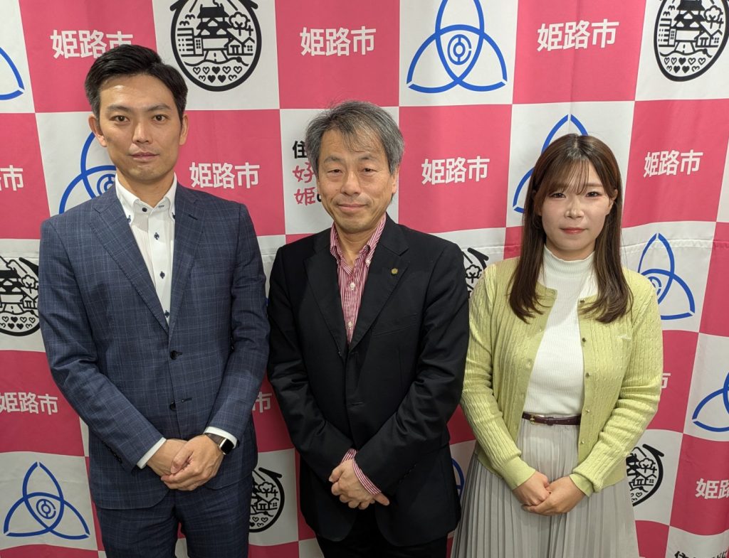 写真中央：神戸新聞社の冨居雅人さん　左：パーソナリティの加藤聡総合教育監　右：ナビゲーターの洲崎春花