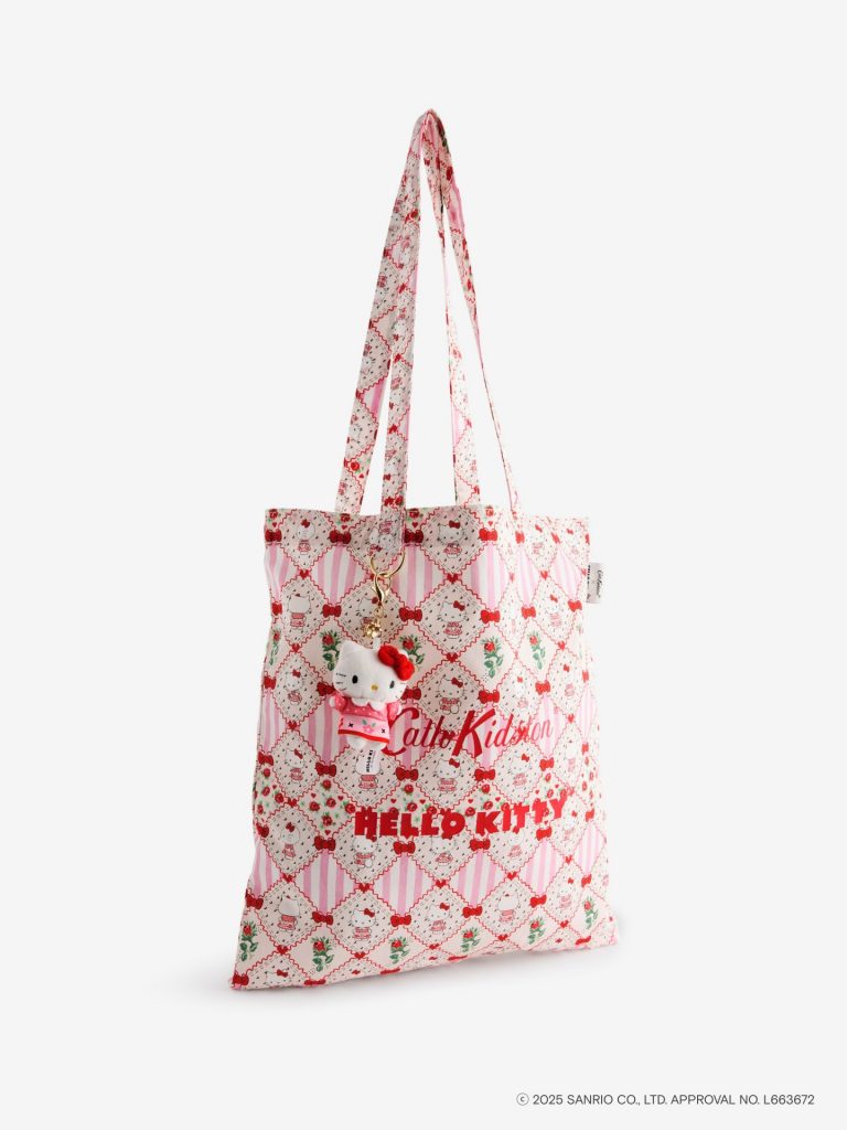 Cath Kidston × Hello Kitty トートバッグ（Patchwork/Scene 各6600円）