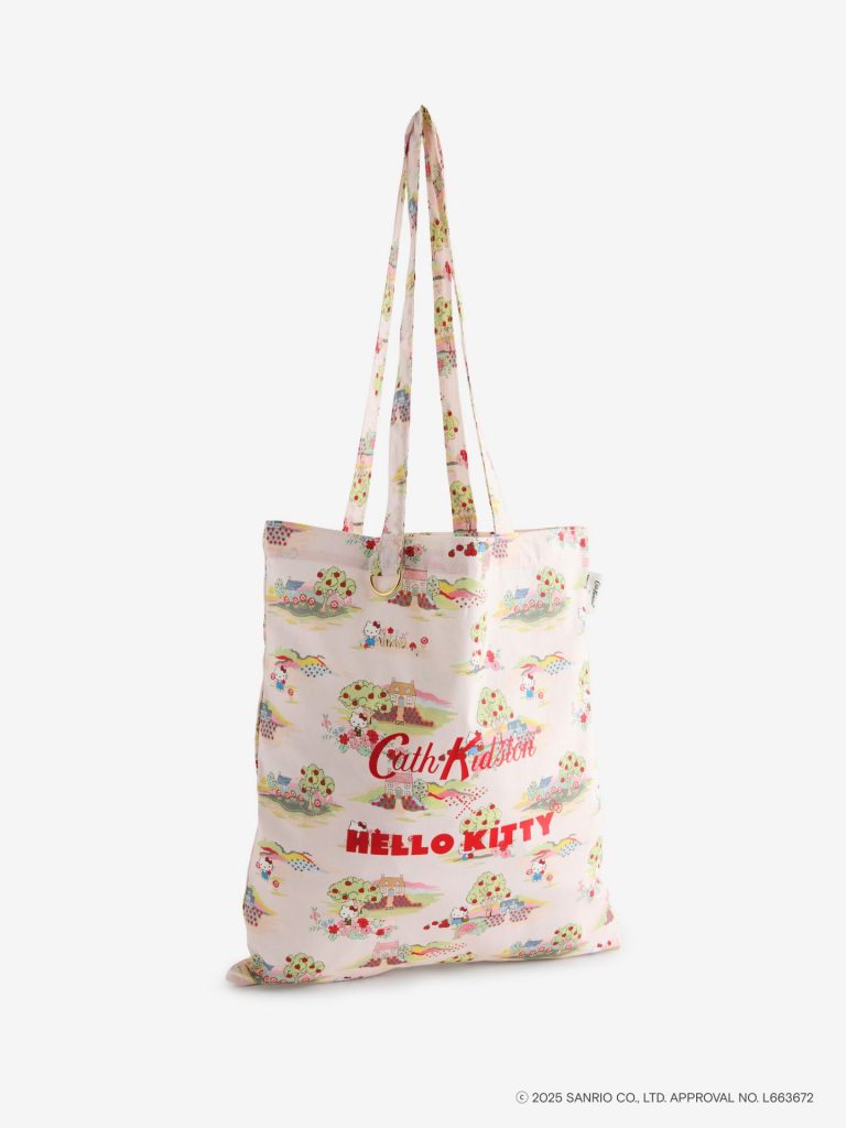 Cath Kidston × Hello Kitty トートバッグ（Patchwork/Scene 各6600円）