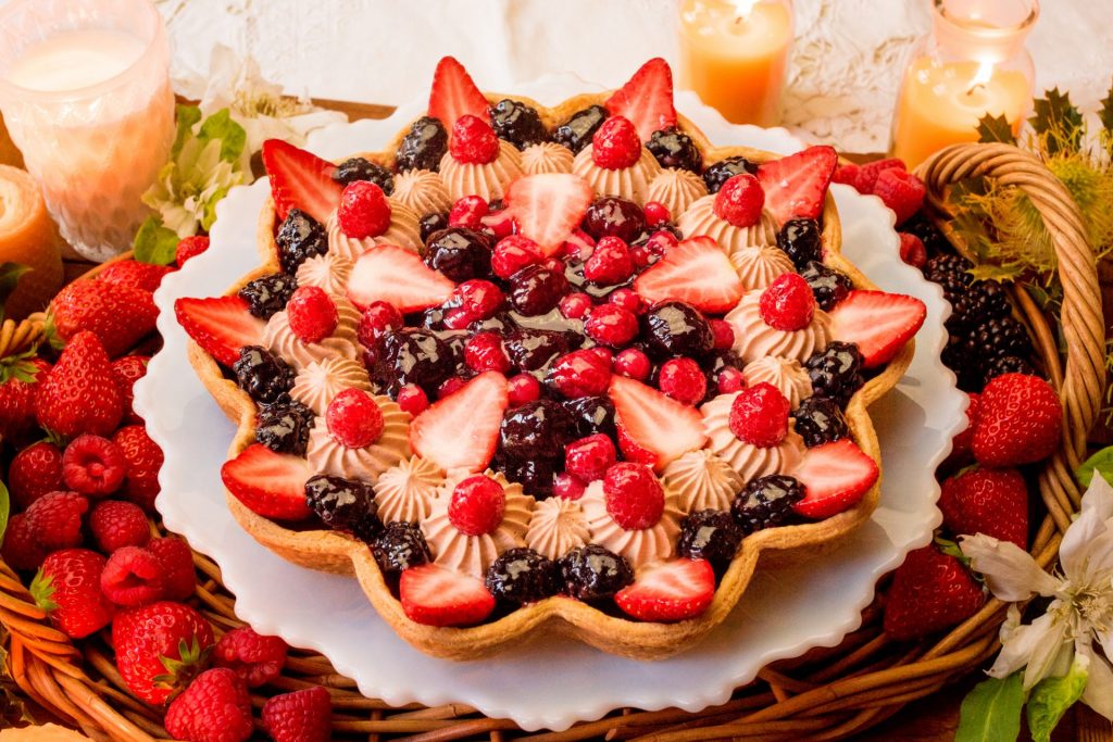 【キル フェ ボン】「輪花型 ミックスベリーのキャンドルナイトケーキ」（12/20限定販売 　東京ドームシティ店、東京スカイツリータウン・ソラマチ店、横浜、静岡、浜松、仙台、福岡、グランフロント大阪店、京都限定）