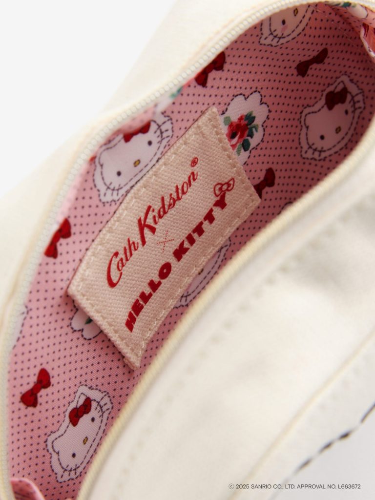 Cath Kidston × Hello Kitty フェイスキャンバスポーチ（7700円）