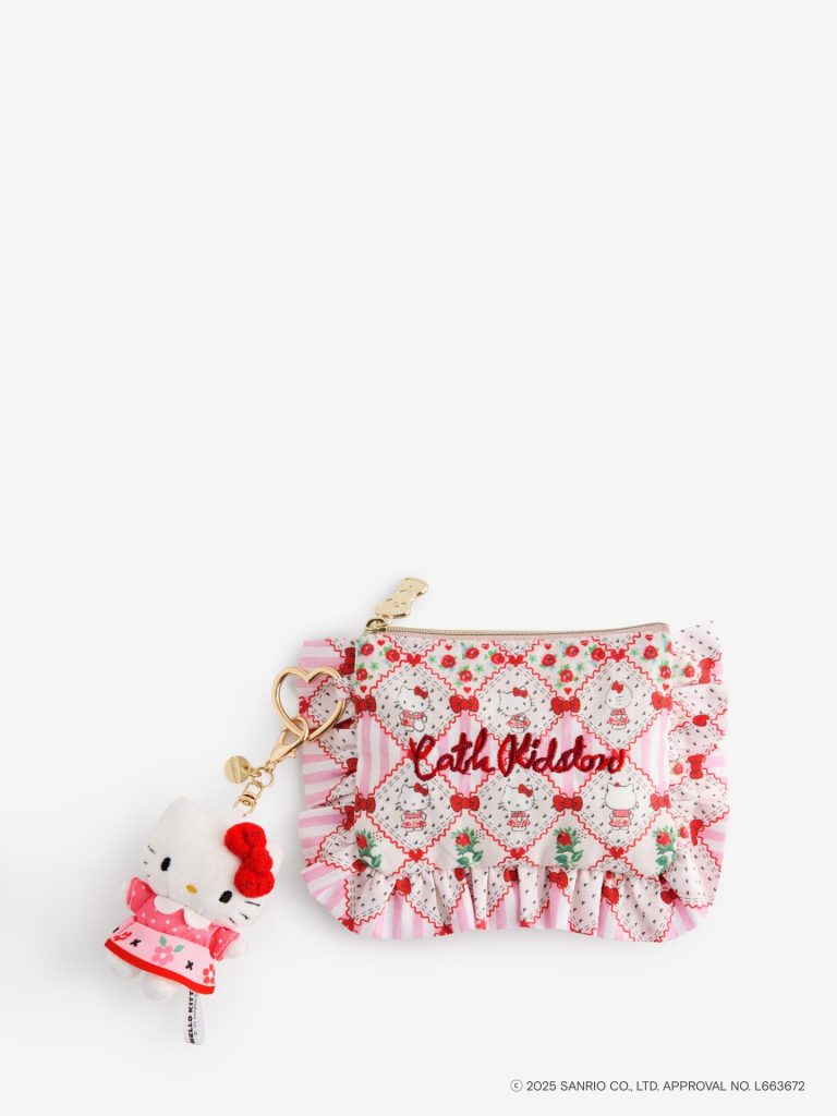 Cath Kidston × Hello Kitty フリルティッシュポーチ＆マスコットチャームセット（Patchwork/Provence 各8800円）