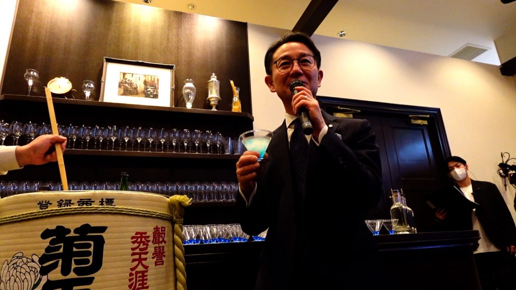 菊正宗のクラフトジン『BESIDE』と同じ名前のオリジナルカクテルを味わい、感想を述べる　菊正宗酒造・嘉納治郎右衞門社長