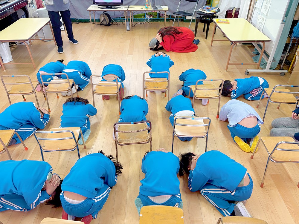 金澤麻由子さんのワークショップの様子　ハリネズミのポーズ(本人提供）