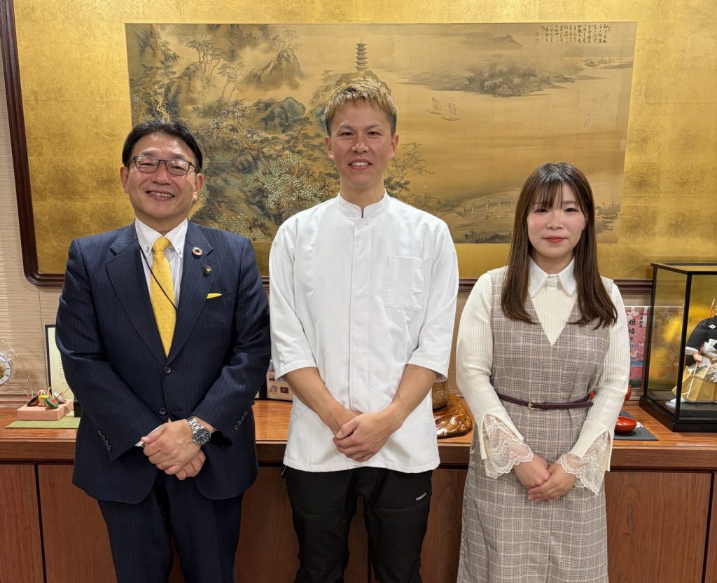 写真中央：「淡流」店主・中江悠文さん　左：パーソナリティの清元秀泰姫路市長　右：ナビゲーターの洲崎春花