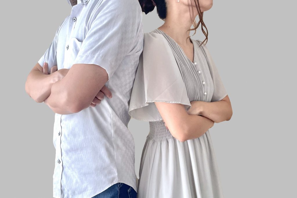 ケンカをする男女