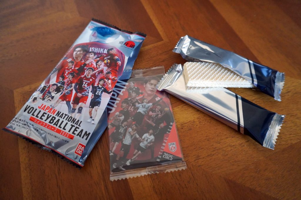 個包装されたウエハース２枚と、カードがランダムで封入されている