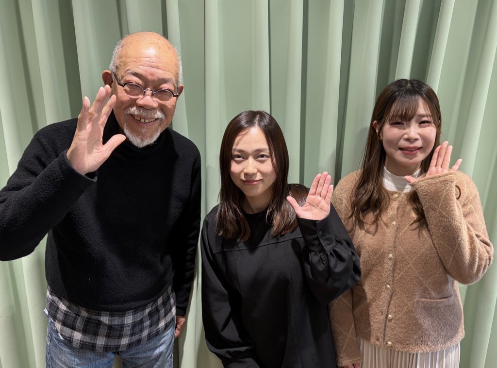 写真中央:村井製菓株式会社の村井沙邦莉さん 左:パーソナリティの谷五郎 右:アシスタントの洲崎春花