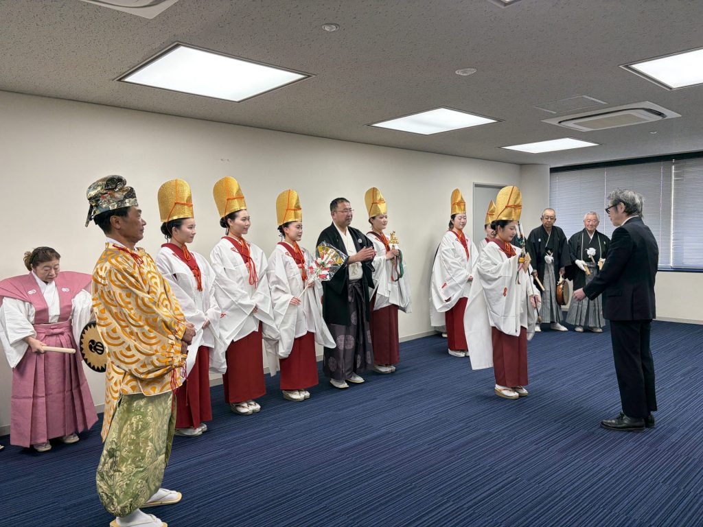 縁起物の授与を行う様子