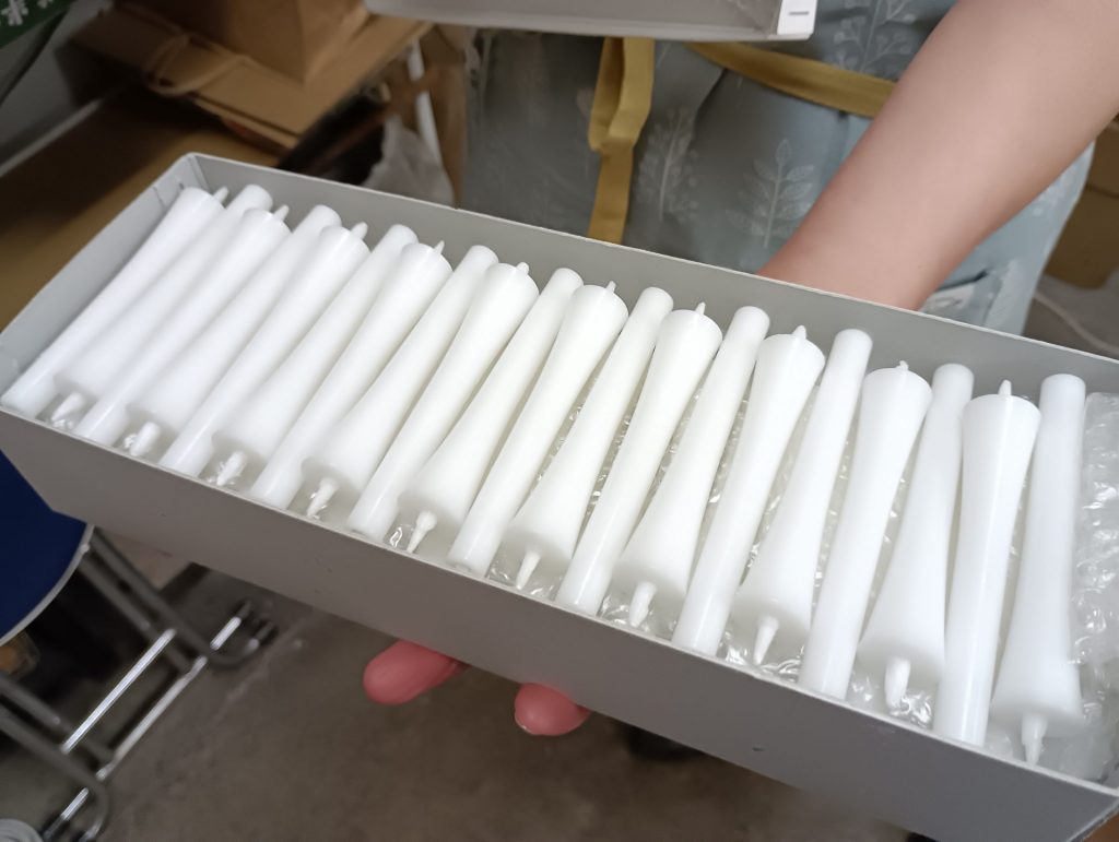 絵をつける前のろうそく　型に流して作られるがその工程は「ほぼ手作業」だ