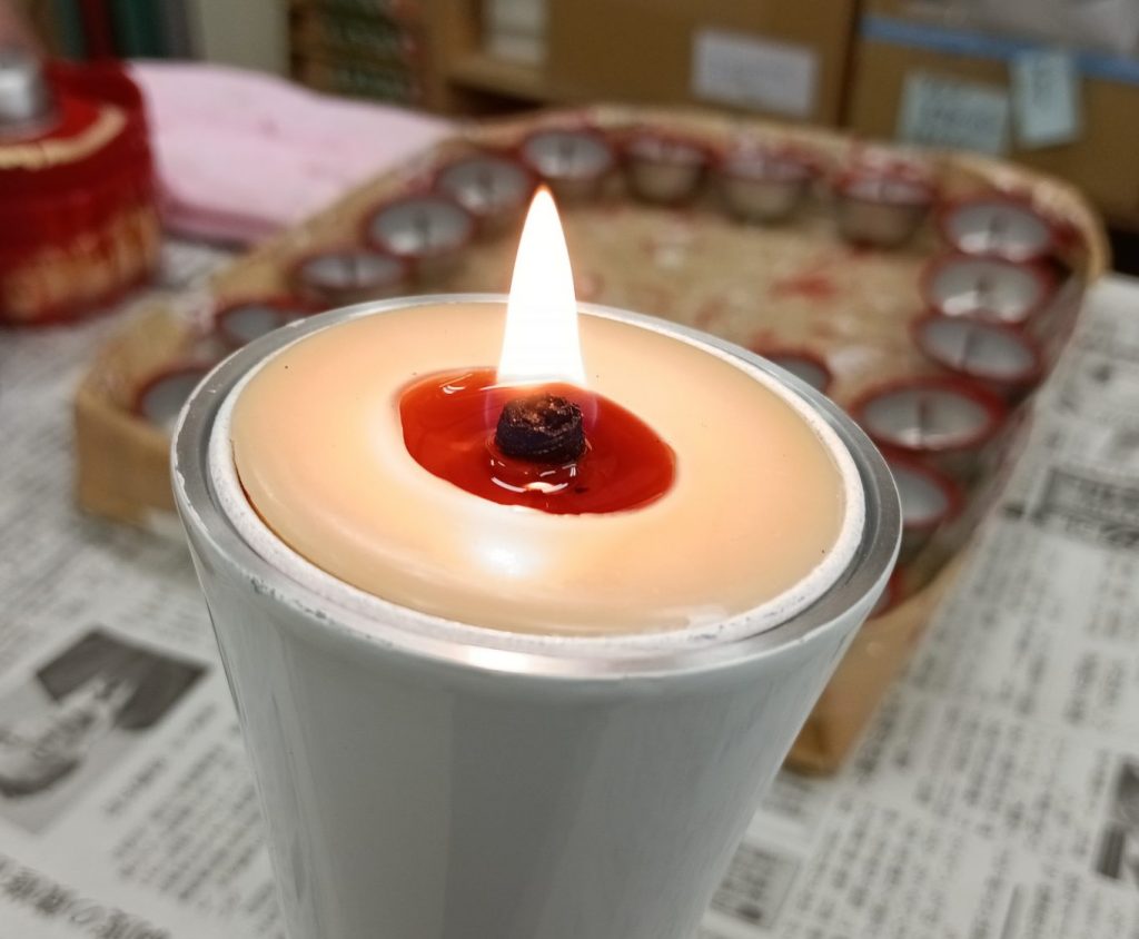 和ろうそくの炎　洋ろうそくに比べ大きい