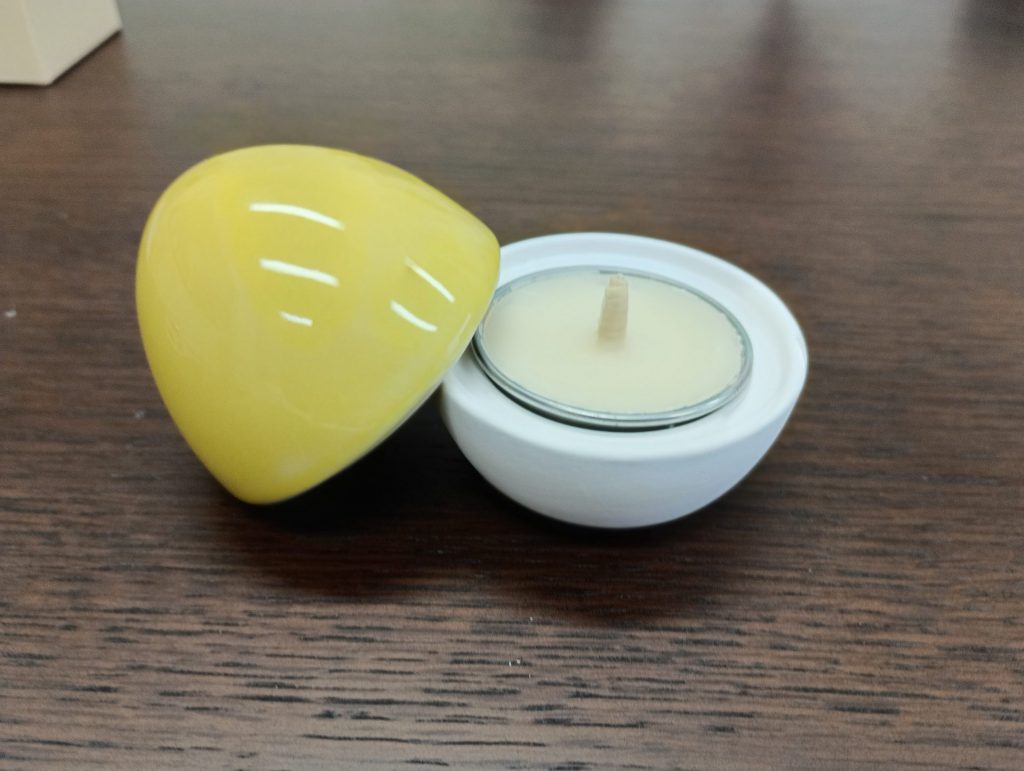 卵の下の部分がアロマストーンになっており、小さな和ろうそくを入れて楽しむことができる