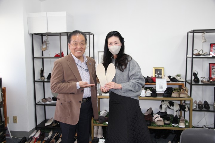 有限会社大山(神戸市長田区)の大山朋子さん(写真右)、ラジオ関西パーソナリティの三上公也氏