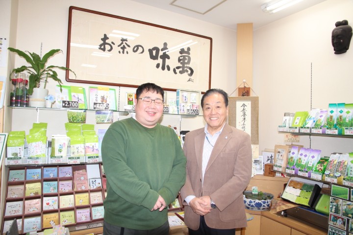 株式会社味萬、代表取締役の伊東靖浩さん（写真左）、ラジオ関西パーソナリティの三上公也氏