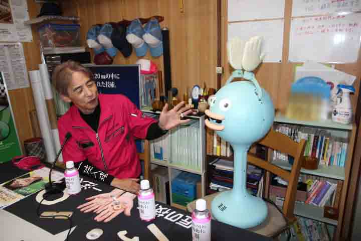 ウレタンの素材を手の部分に使用したロボット