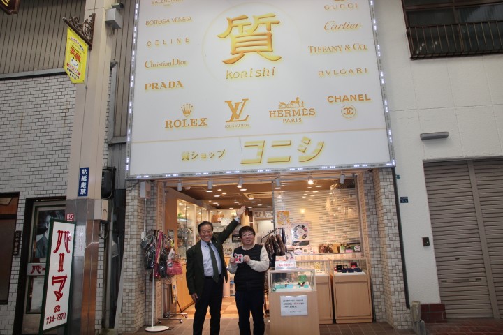 質ショップコニシの代表、小西尚典さん（写真右）、ラジオ関西パーソナリティの三上公也氏